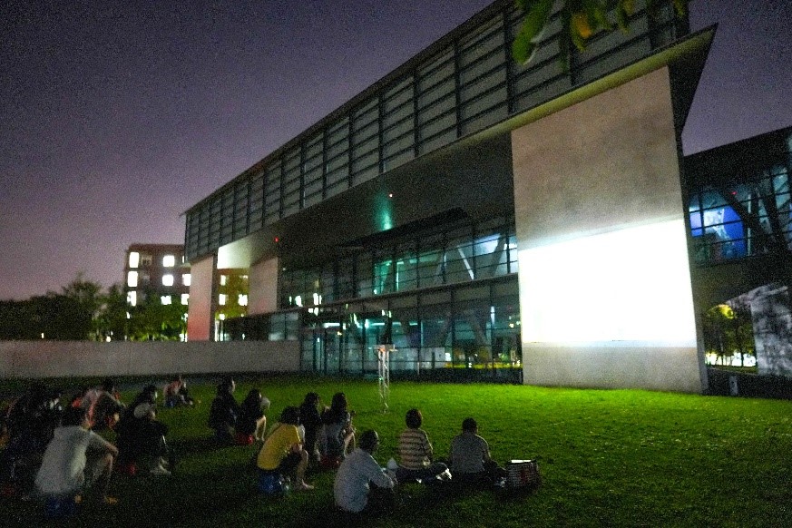 亞大美術館露天電影院