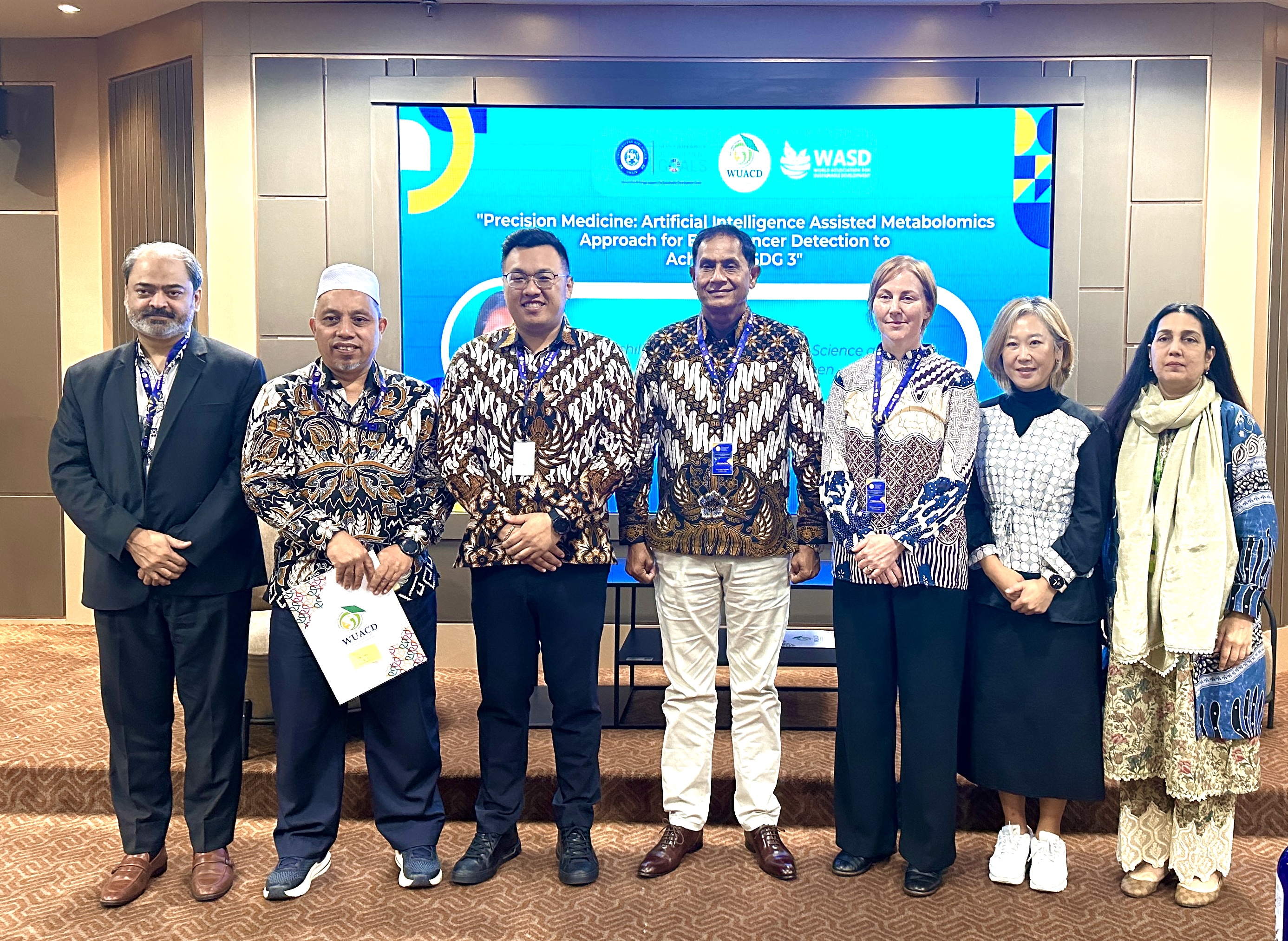 亞大受邀到印尼參加世界WUACD、WASD合辦「人工智慧在數位健康領域」研討會