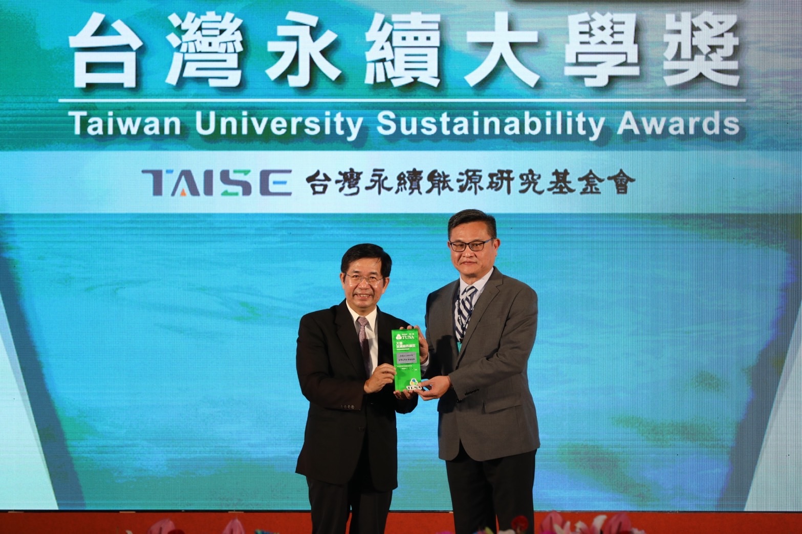 亞洲生技大展 校方攤位與師生合影