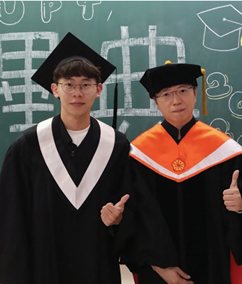 榮獲國考榜首的亞大物治系許同學（左），與導師陳彥年（右）合影